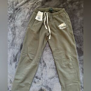 Green roots sweatpants